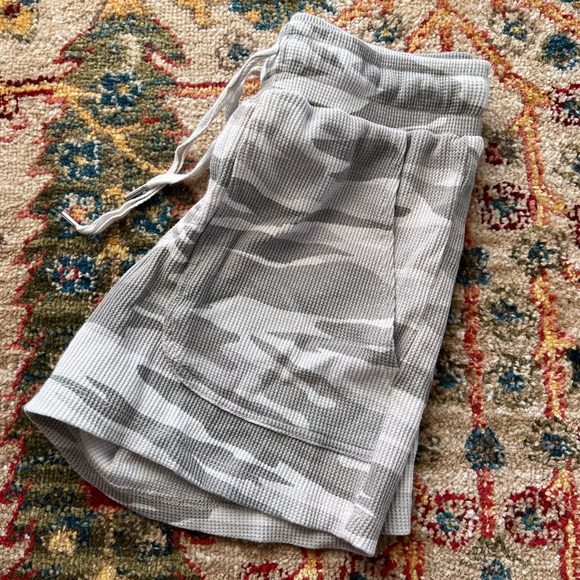 Rachel Zoe | Camo shorts with pockets - Picture 1 of 4